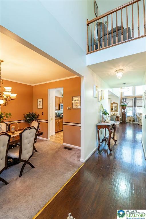 6 Westridge Ct, Middle Smithfield Twp, PA 18302 - corridor featuring a chandelier, wood finished floors, crown molding, and a high ceiling