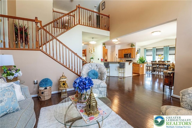 6 Westridge Ct, Middle Smithfield Twp, PA 18302 - living area with dark wood finished floors and stairway