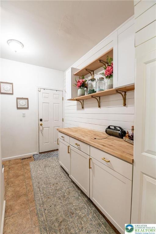 6 Westridge Ct, Middle Smithfield Twp, PA 18302 - bar area featuring baseboards and light tile patterned floors