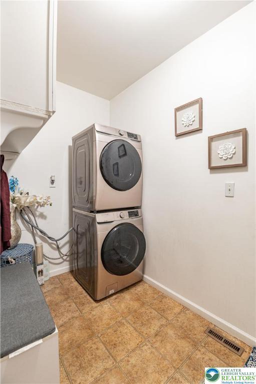 6 Westridge Ct, Middle Smithfield Twp, PA 18302 - laundry room featuring stacked washer / drying machine and baseboards