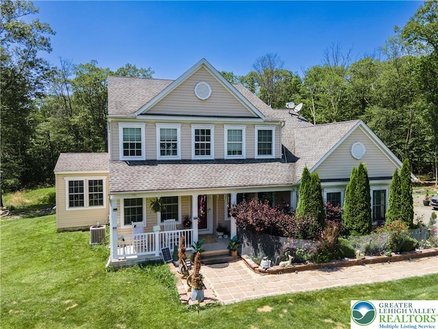 6 Westridge Ct, Middle Smithfield Twp, PA 18302 - view of front of property featuring covered porch, roof with shingles, and a front lawn