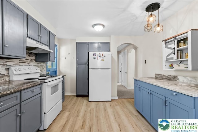 1373 Puggy Ln, Fountain Hill Boro, PA 18015 - kitchen featuring white appliances, under cabinet range hood, arched walkways, tasteful backsplash, and light wood-type flooring