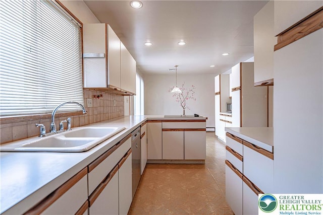 3442 Hickory Cir S, Whitehall Twp, PA 18103 - kitchen featuring a peninsula, light countertops, recessed lighting, pendant lighting, and backsplash