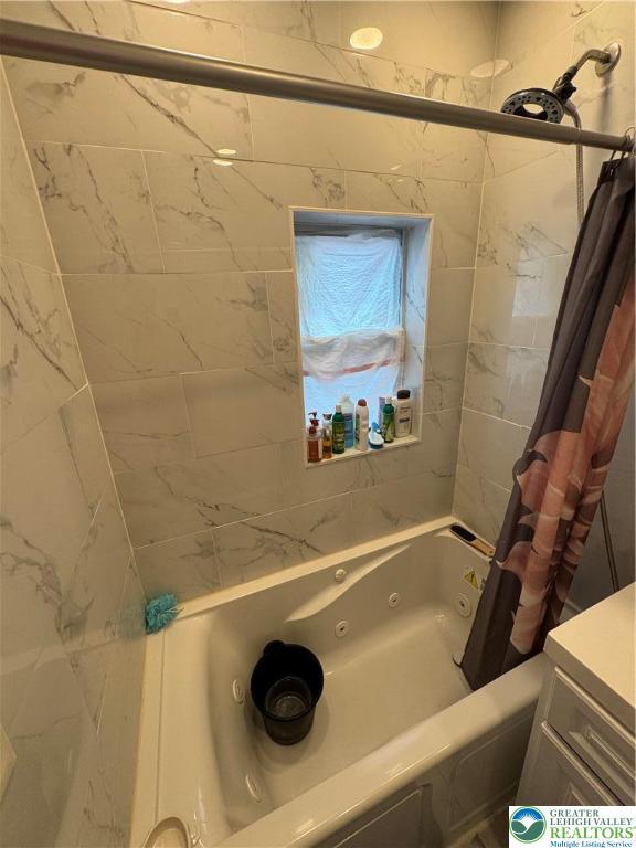 640 Park St, Allentown City, PA 18102 - bathroom with a combined bath / shower with jetted tub