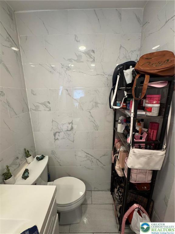 640 Park St, Allentown City, PA 18102 - bathroom with toilet and vanity