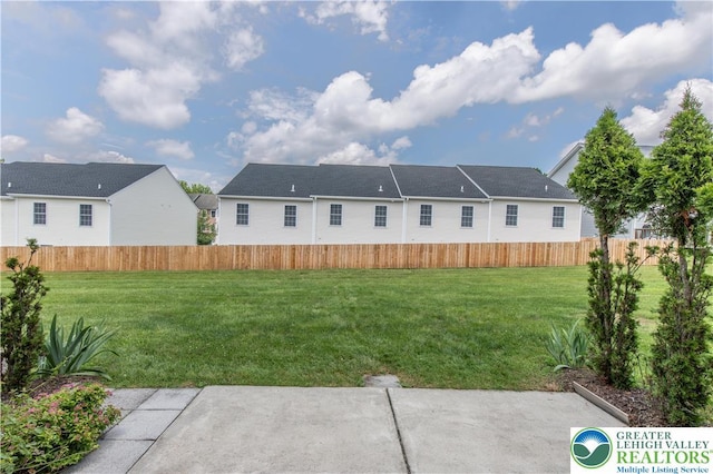 733 Trout Creek Ln, Allentown City, PA 18103 - view of yard featuring a residential view