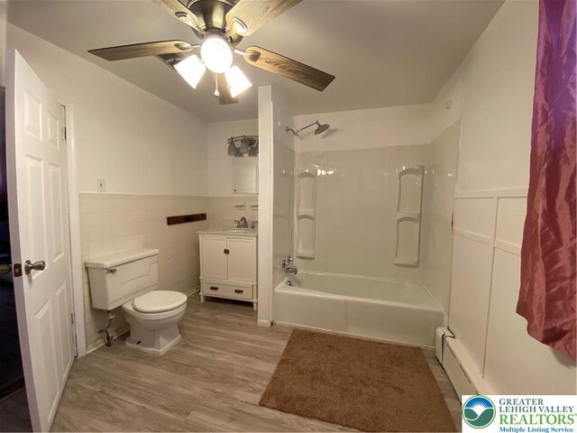 838 E Patterson St, Lansford Boro, PA 18232 - full bath featuring shower / tub combination, wood finished floors, vanity, wainscoting, and a ceiling fan