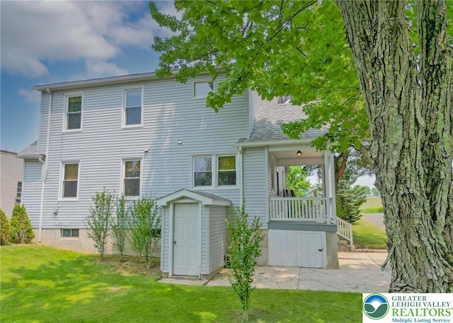717 Claremont Ave, Schuylkill, PA 18252 - back of property with a lawn and roof with shingles