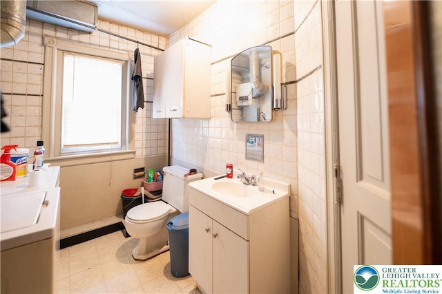 638 N 16th St, Allentown City, PA 18102 - half bathroom featuring vanity, tile walls, and decorative backsplash