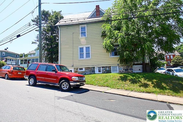 532 Broadway, Bangor Boro, PA 18013 - view of front facade with a front lawn