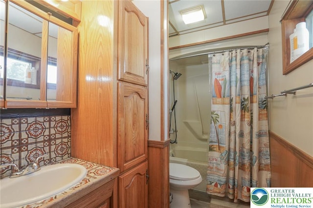 126 W High St, Coaldale Boro, PA 18218 - full bath with shower / bath combo, vanity, wainscoting, and backsplash