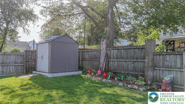 126 W High St, Coaldale Boro, PA 18218 - fenced backyard featuring a storage shed