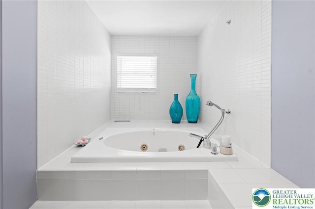 1048 N 27th St, Allentown City, PA 18104 - bathroom featuring a tub with jets