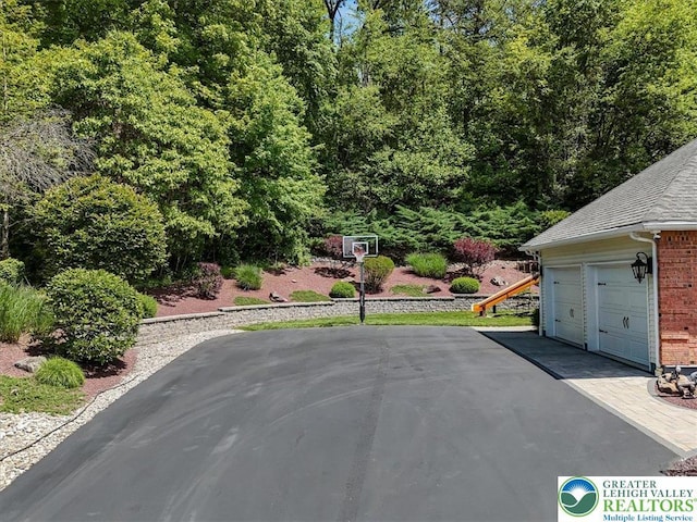 1376 Buck Ridge Dr, Hamilton Twp, PA 18360 - view of asphalt driveway featuring a wooded view