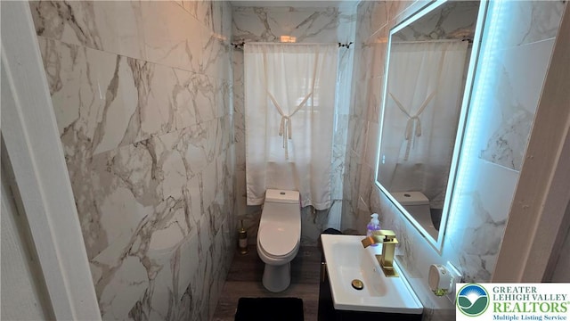 1136 Ashbourne Dr, Muhlenberg Twp, PA 19605 - bathroom with vanity and tile walls