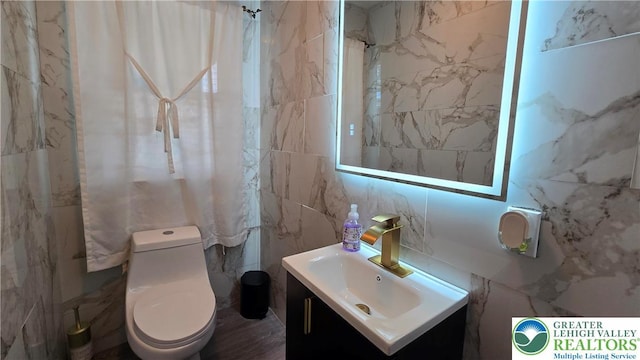 1136 Ashbourne Dr, Muhlenberg Twp, PA 19605 - bathroom with tile walls and vanity