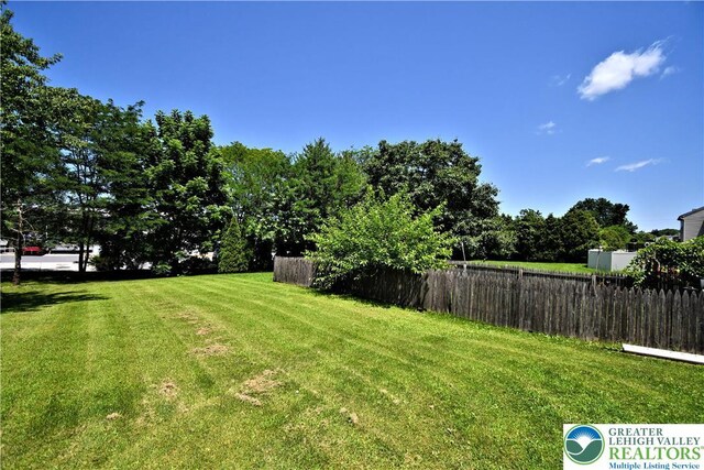 5631 Stonecroft Ln, Lower Macungie Twp, PA 18106 - view of yard