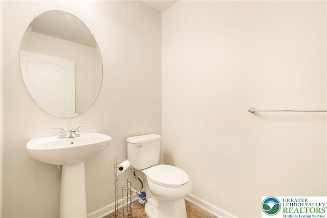 4094 Bunker Hill Dr S, Upper Saucon Twp, PA 18036 - half bath featuring toilet and baseboards