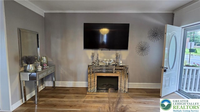 1500 Schuylkill Ave, Reading City, PA 19601 - living room featuring wood finished floors and crown molding