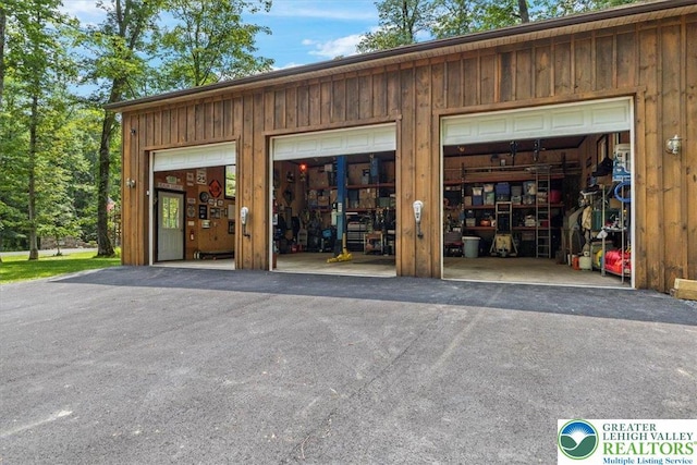 207 W Douglasville Rd, Bushkill Twp, PA 18064 - view of garage