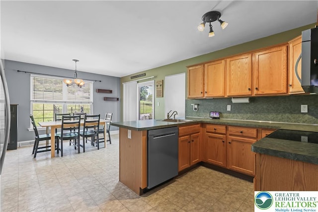 7725 Harbor Ct, Washington Twp, PA 18080 - kitchen featuring appliances with stainless steel finishes, dark countertops, a peninsula, a chandelier, and backsplash