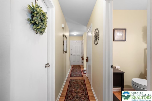 7 Rosemont Ct, Palmer Twp, PA 18045 - hall featuring wood finished floors and baseboards