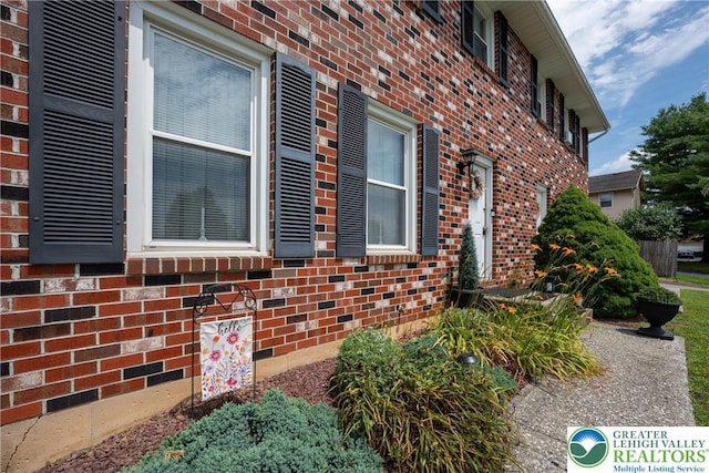 7 Rosemont Ct, Palmer Twp, PA 18045 - view of side of home with brick siding