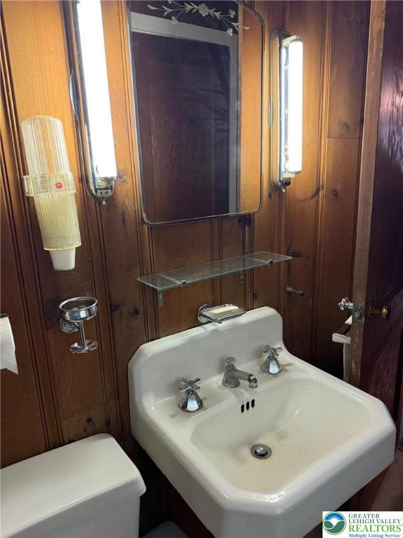 521 Resica Falls Rd, East Stroudsburg, PA 18302 - bathroom with a sink and toilet