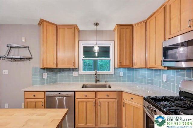 119 Savage Trl, Smithfield Twp, PA 18301 - kitchen featuring stainless steel appliances, tasteful backsplash, and hanging light fixtures