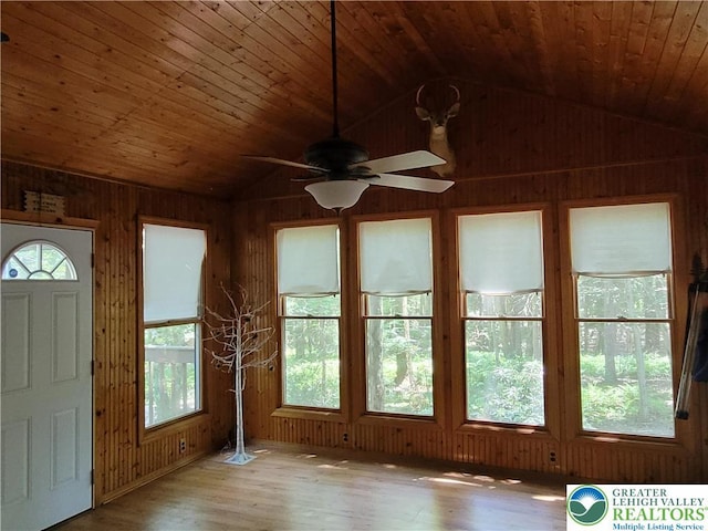 2048 Beaver Run Rd, Tobyhanna Twp, PA 18347 - unfurnished sunroom featuring vaulted ceiling