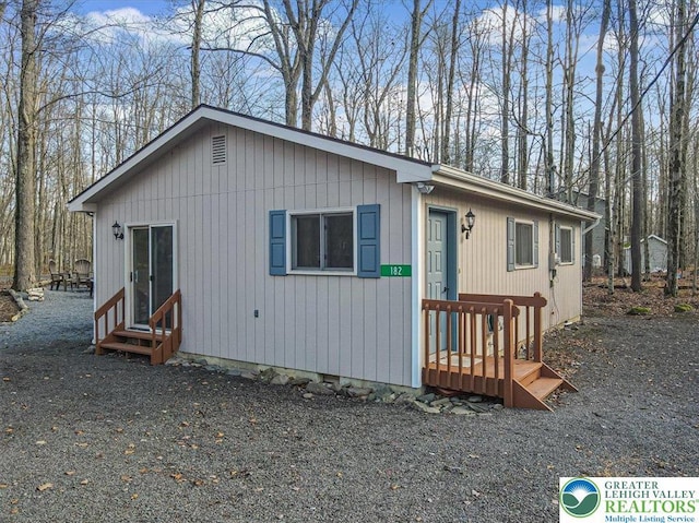 182 Maxatawny Dr, Coolbaugh Twp, PA 18347 - view of front of house featuring entry steps