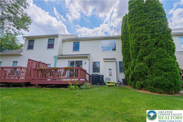 2877 Hope Ridge Dr, Bethlehem Twp, PA 18045 - rear view of house featuring a wooden deck and a lawn