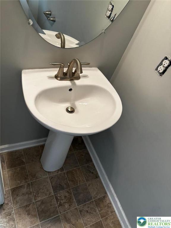 4954 Coatbridge Ln, Lehigh Twp, PA 18088 - bathroom with baseboards