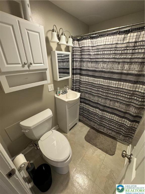 449 E Garrison St, Bethlehem City, PA 18018 - full bath featuring vanity and a shower with curtain