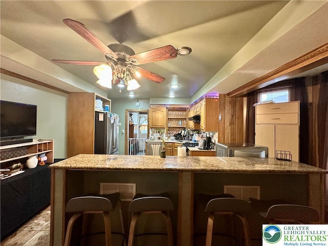 189 W 27th St, Northampton Boro, PA 18067 - kitchen featuring freestanding refrigerator, a peninsula, open shelves, and a breakfast bar area