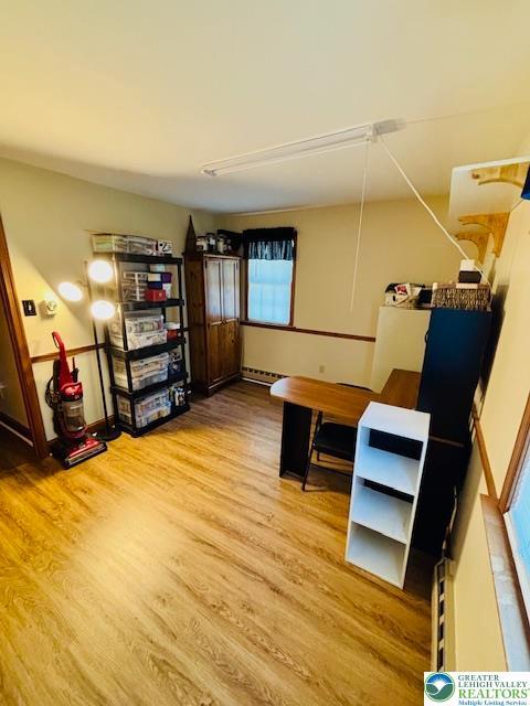 2734 Old Bethlehem Pike, Milford Twp, PA 18951 - sitting room with wood finished floors