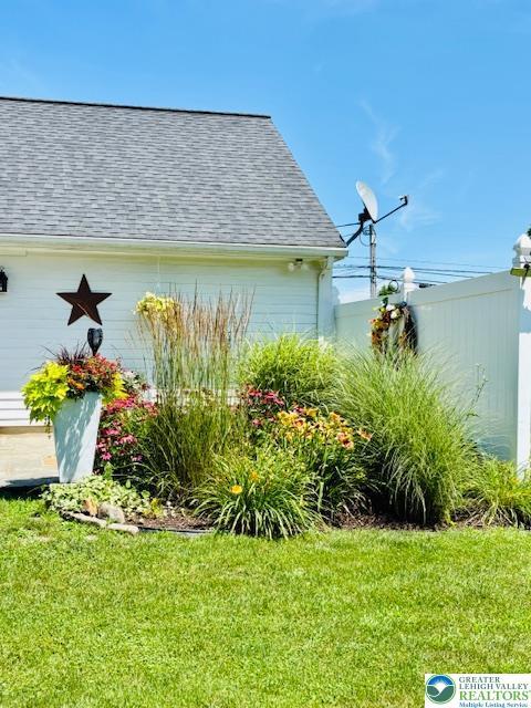 2734 Old Bethlehem Pike, Milford Twp, PA 18951 - view of grassy yard