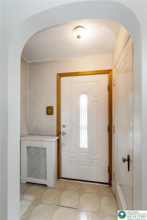 457 E Lawn Rd, Upper Nazareth Twp, PA 18064 - entryway featuring arched walkways