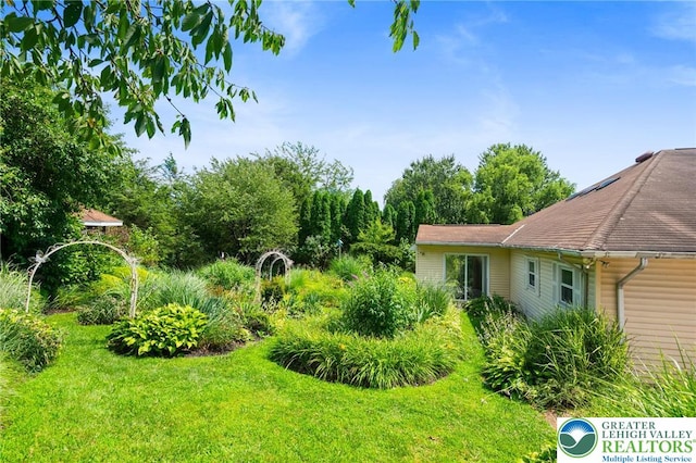 242 Schoeneck Ave, Nazareth Boro, PA 18064 - view of grassy yard