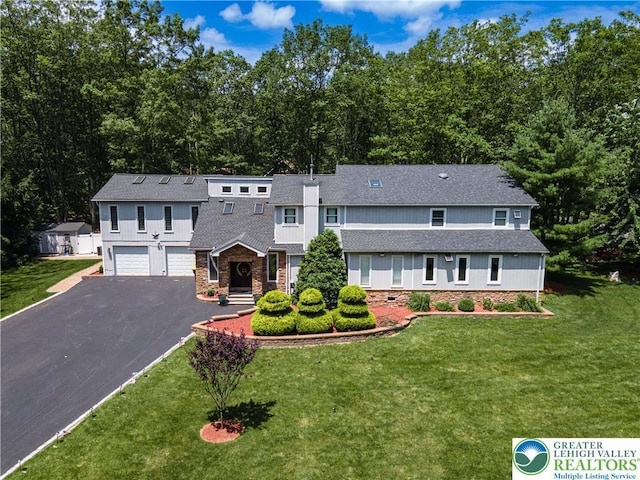 1555 Longleaf Dr, Chestnuthill Twp, PA 18330 - view of front facade featuring an attached garage, driveway, a shingled roof, and a front yard
