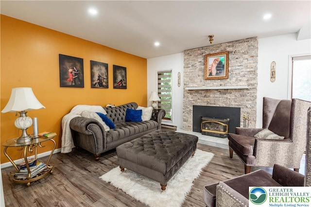 1555 Longleaf Dr, Chestnuthill Twp, PA 18330 - living area featuring wood finished floors, healthy amount of natural light, a fireplace, and recessed lighting