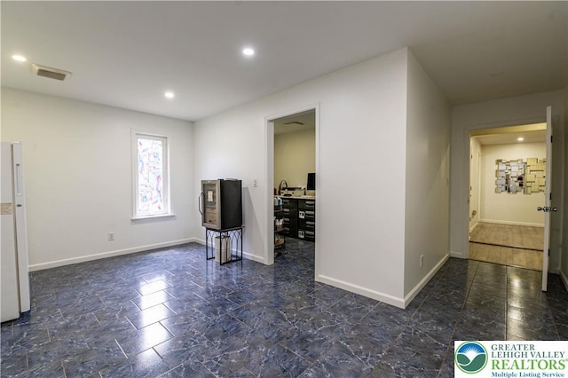 1555 Longleaf Dr, Chestnuthill Twp, PA 18330 - interior space featuring a desk and recessed lighting
