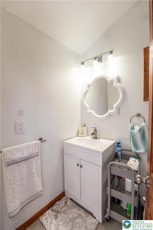 1555 Longleaf Dr, Chestnuthill Twp, PA 18330 - bathroom featuring lofted ceiling and vanity
