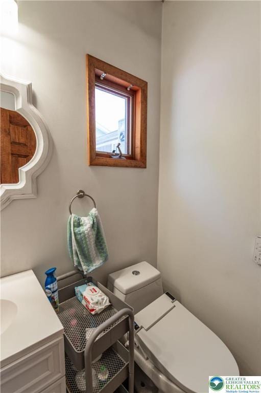 1555 Longleaf Dr, Chestnuthill Twp, PA 18330 - half bath featuring vanity and toilet