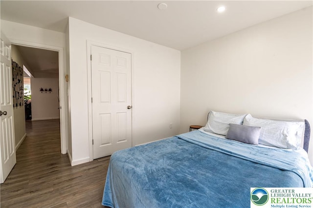 1555 Longleaf Dr, Chestnuthill Twp, PA 18330 - bedroom featuring wood finished floors and recessed lighting