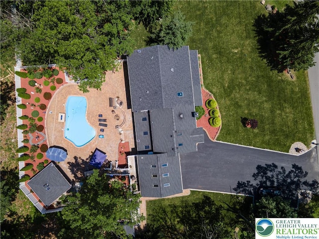 1555 Longleaf Dr, Chestnuthill Twp, PA 18330 - aerial view of a pool area