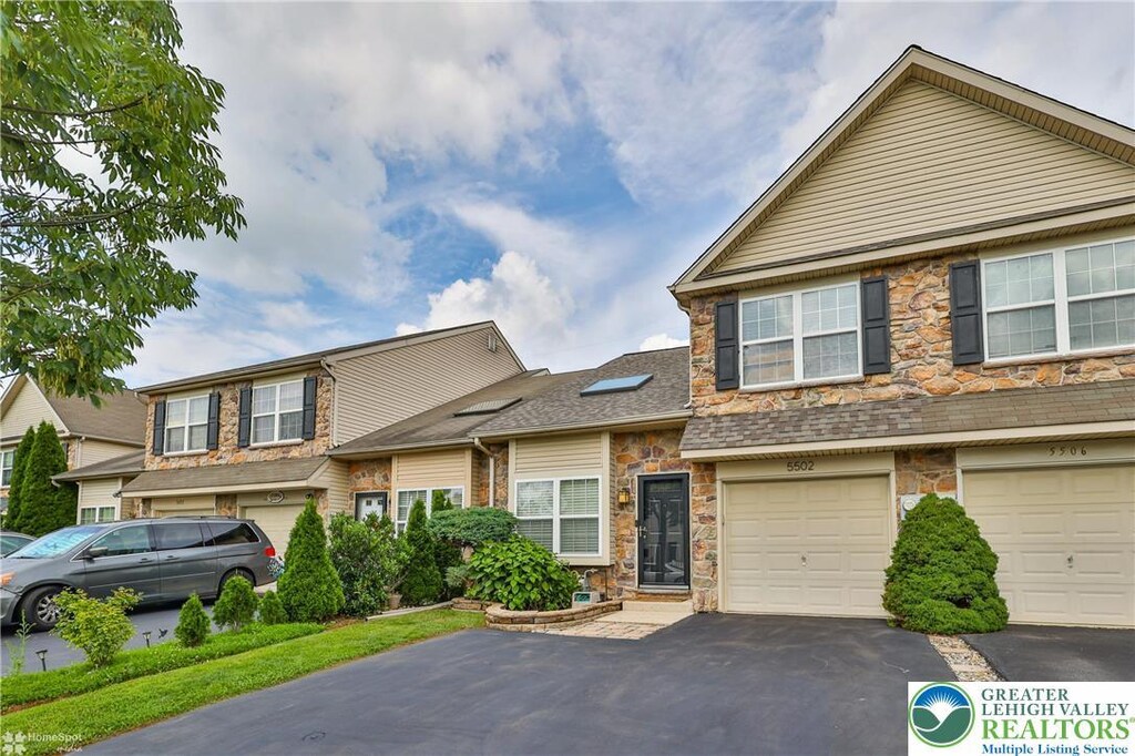 5502 Tanglewood Ln, Lower Macungie Twp, PA 18106 - photo 1