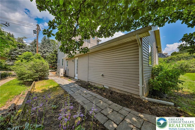 5758 Lower Macungie Rd, Lower Macungie Twp, PA 18062 - view of side of home