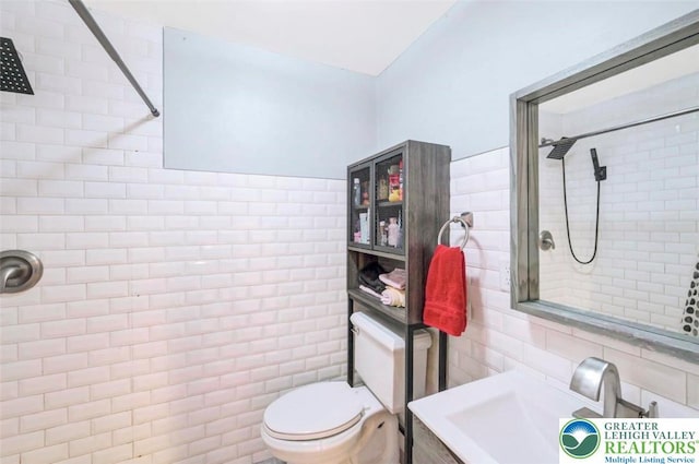 5117 Hounds Ear Rd, Coolbaugh Twp, PA 18466 - bathroom featuring tile walls, tiled shower, and vanity