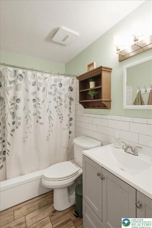 812 Miller St, Salisbury Twp, PA 18103 - full bath with vanity, wood finished floors, a shower with curtain, and backsplash